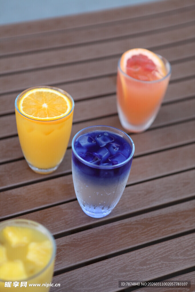 多彩果汁饮品摆放在木桌上