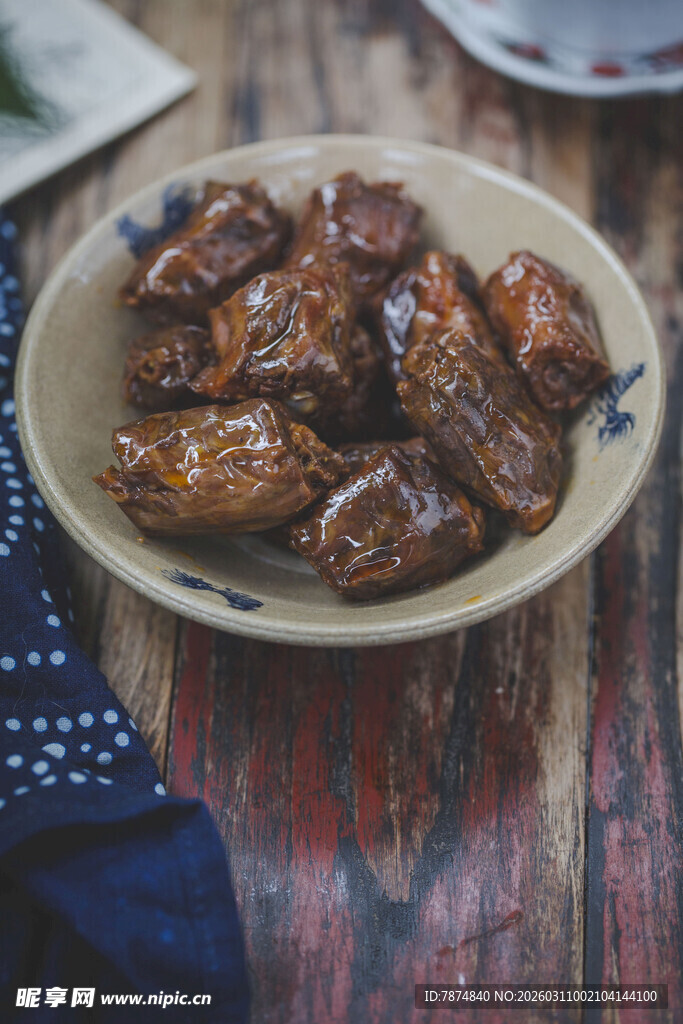 美味卤鸭脖摆于古朴碗中