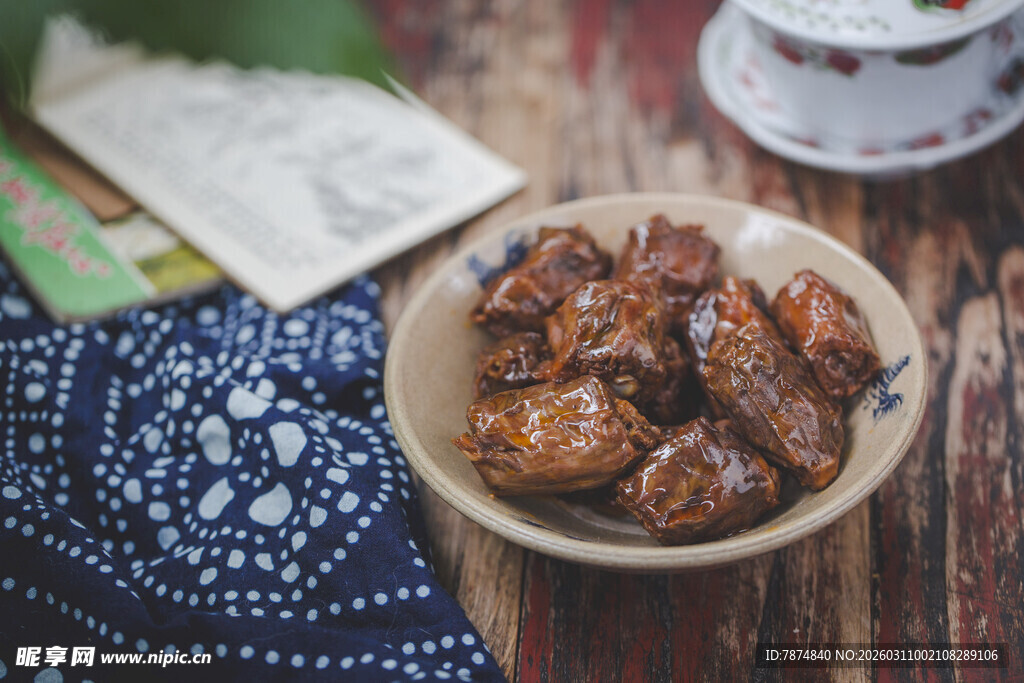 美味卤鸡翅摆于木桌之上