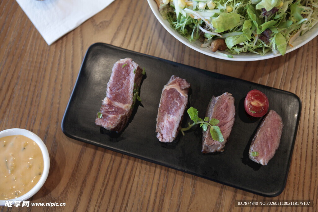 美味牛排配沙拉与蘸酱