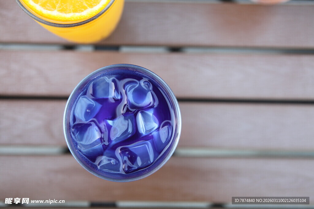 蓝色冰饮置于木质桌面上
