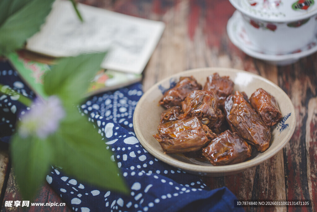 木盘装的美味卤味鸭胗