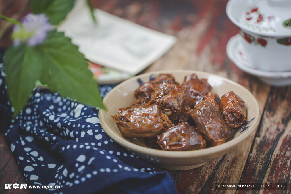 美味卤味鸡翅摆于木盘