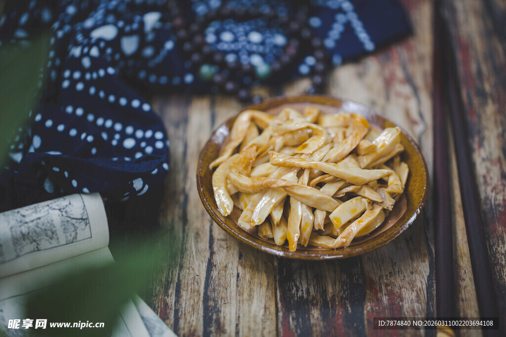 木桌上的美味香蕉干
