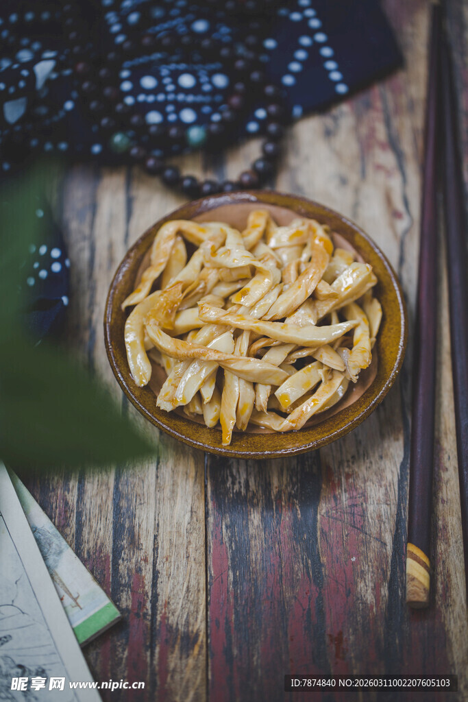 木盘里的美味油炸小食