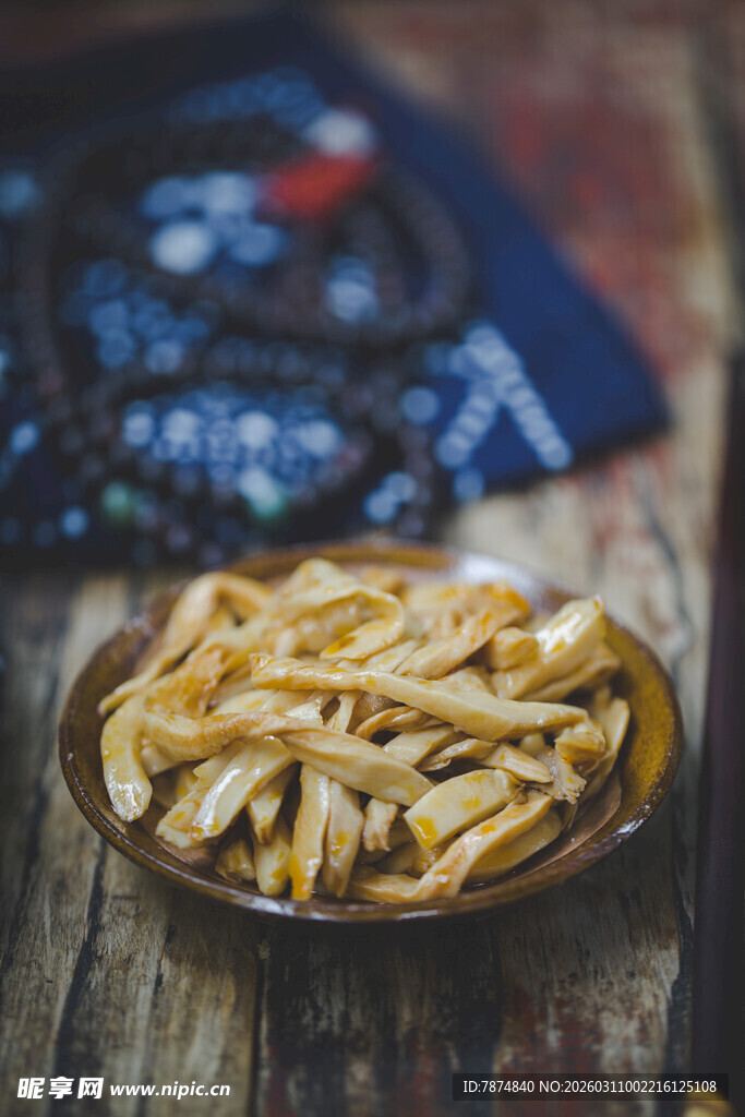 木盘里的美味手工面条