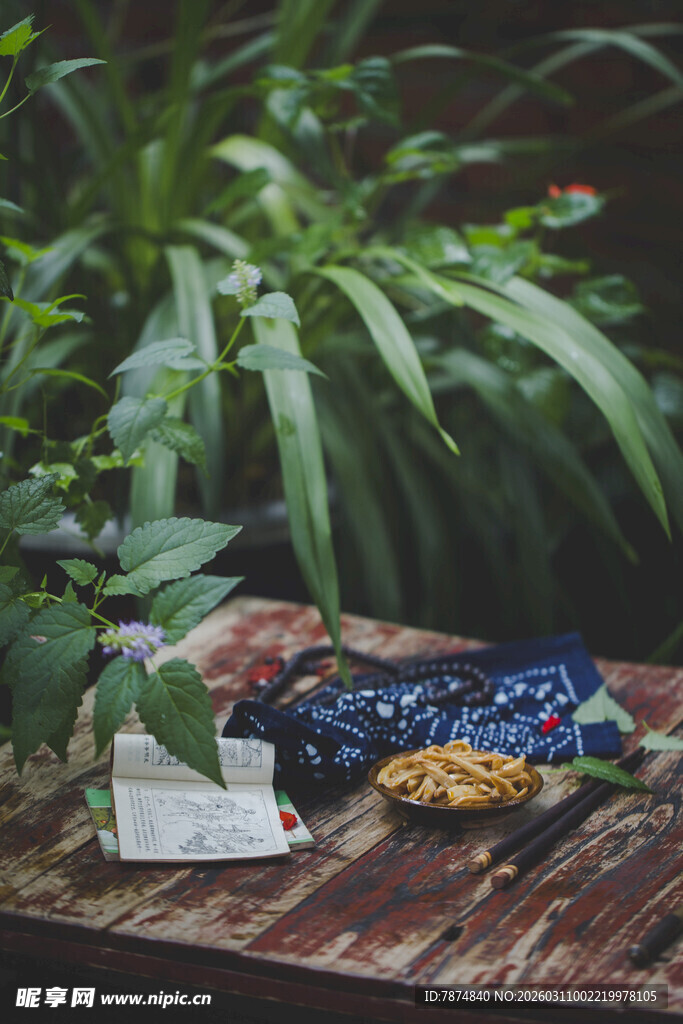 户外木桌上的多彩物品