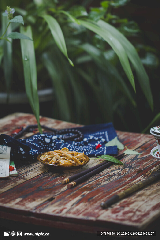 户外木桌的多彩物品摆放