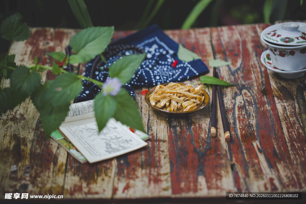 复古木桌上的休闲零食组合