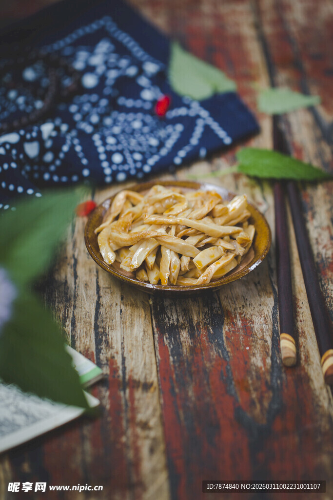 木制盘装美味爽口腌菜