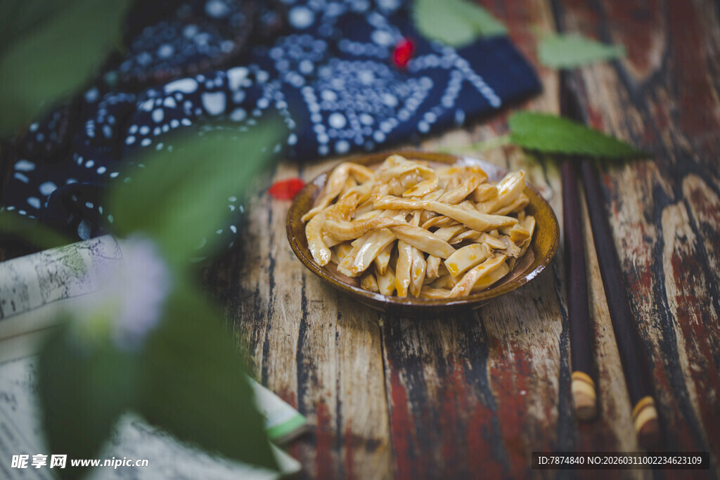 木桌上的美味特色小食