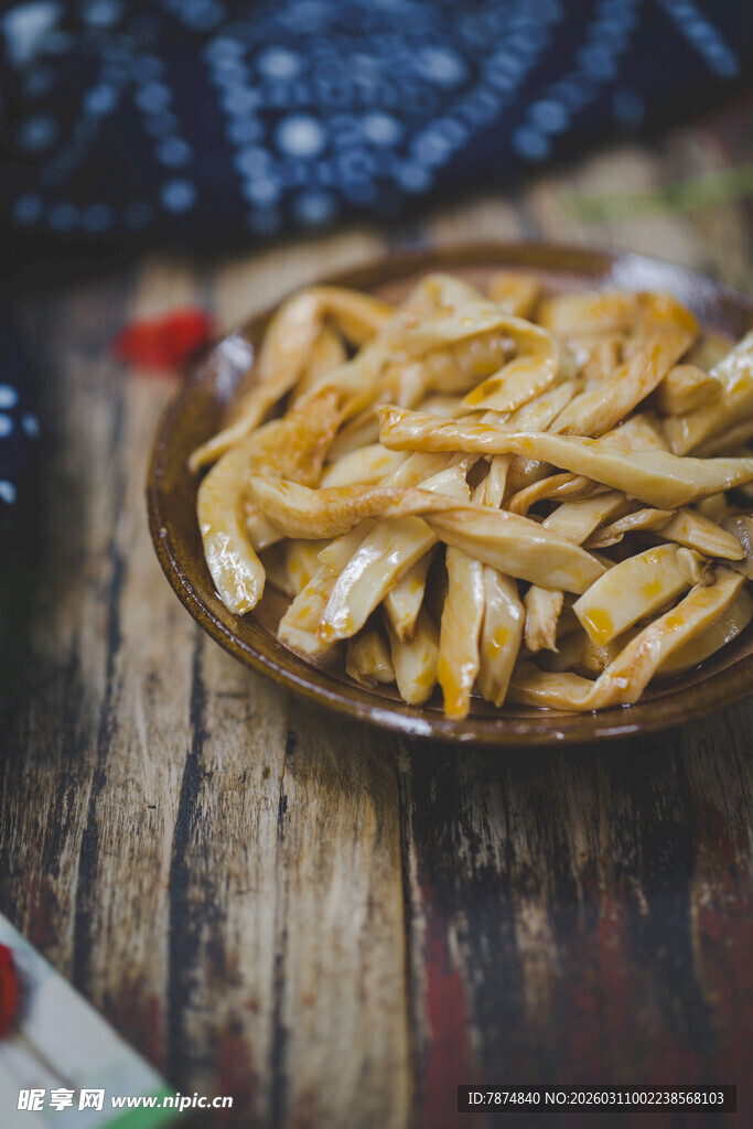 木盘里的美味干制黄花菜