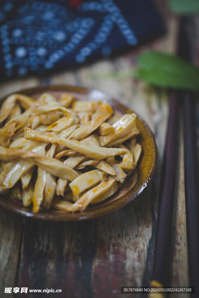 木盘里的美味黄花菜