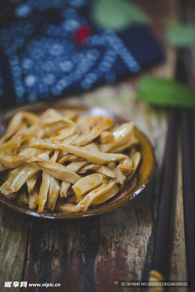 木盘里的美味黄花菜