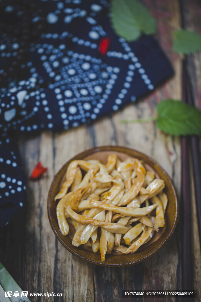 木碗中的美味山珍干货