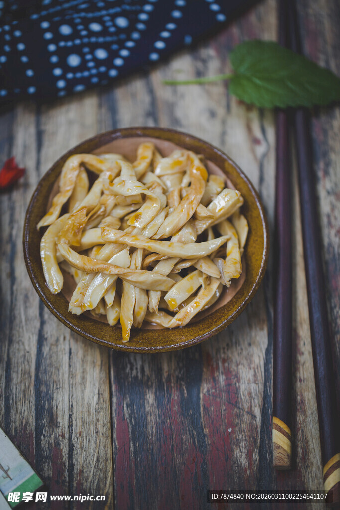 木盘里的美味菌菇