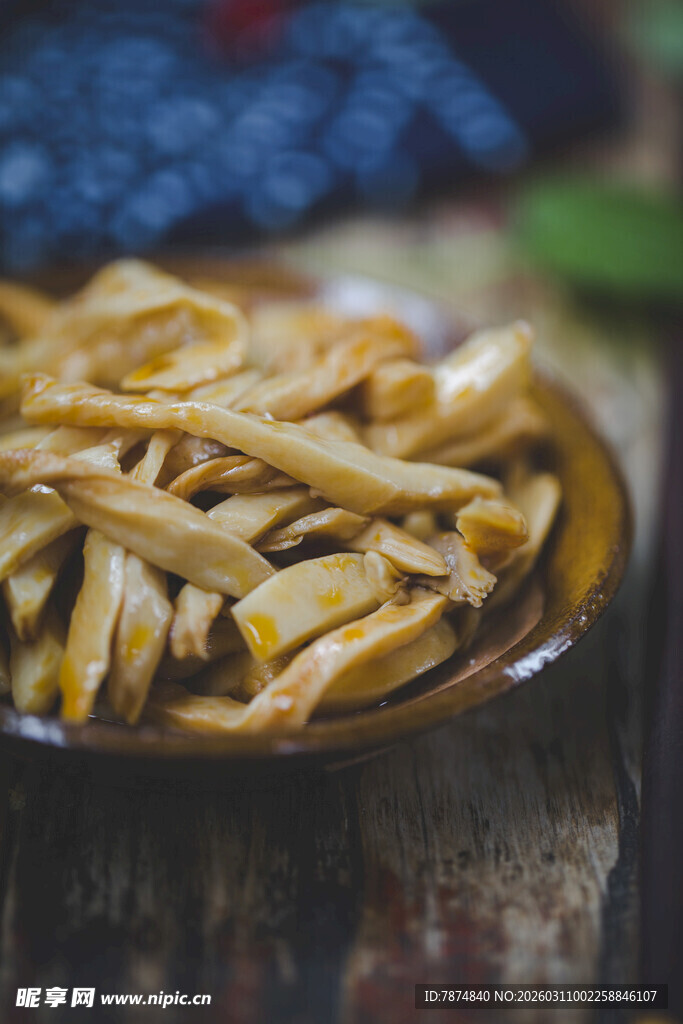美味腐竹摆于古朴盘中