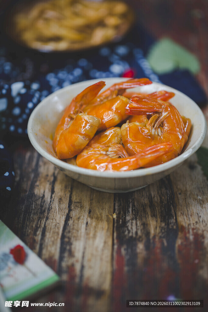 美味大虾盛于碗中