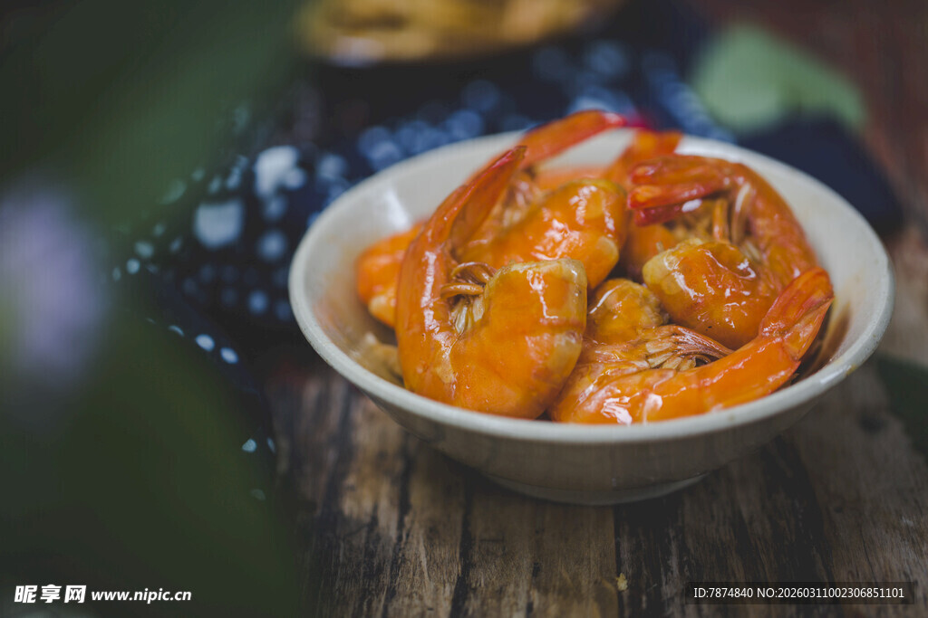 碗中美味大虾色泽诱人