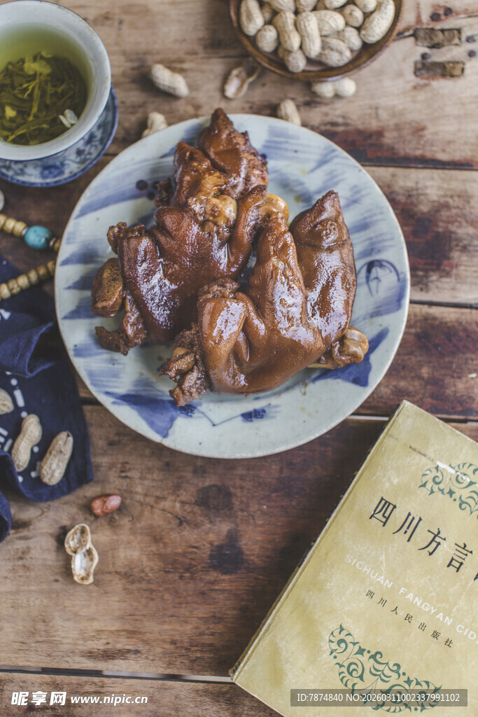 美味卤味佳肴摆于木桌