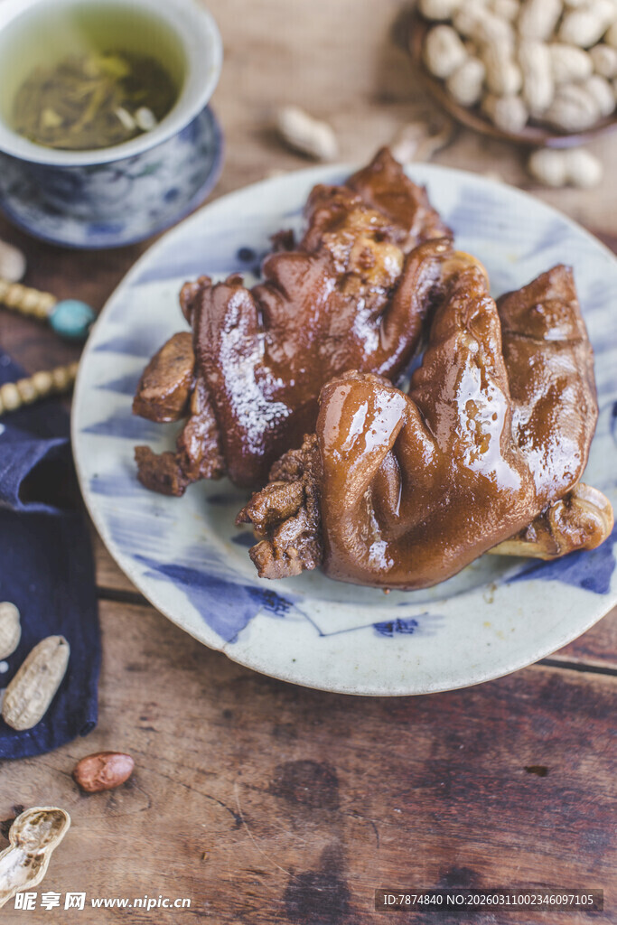 美味卤味摆于蓝白瓷盘上