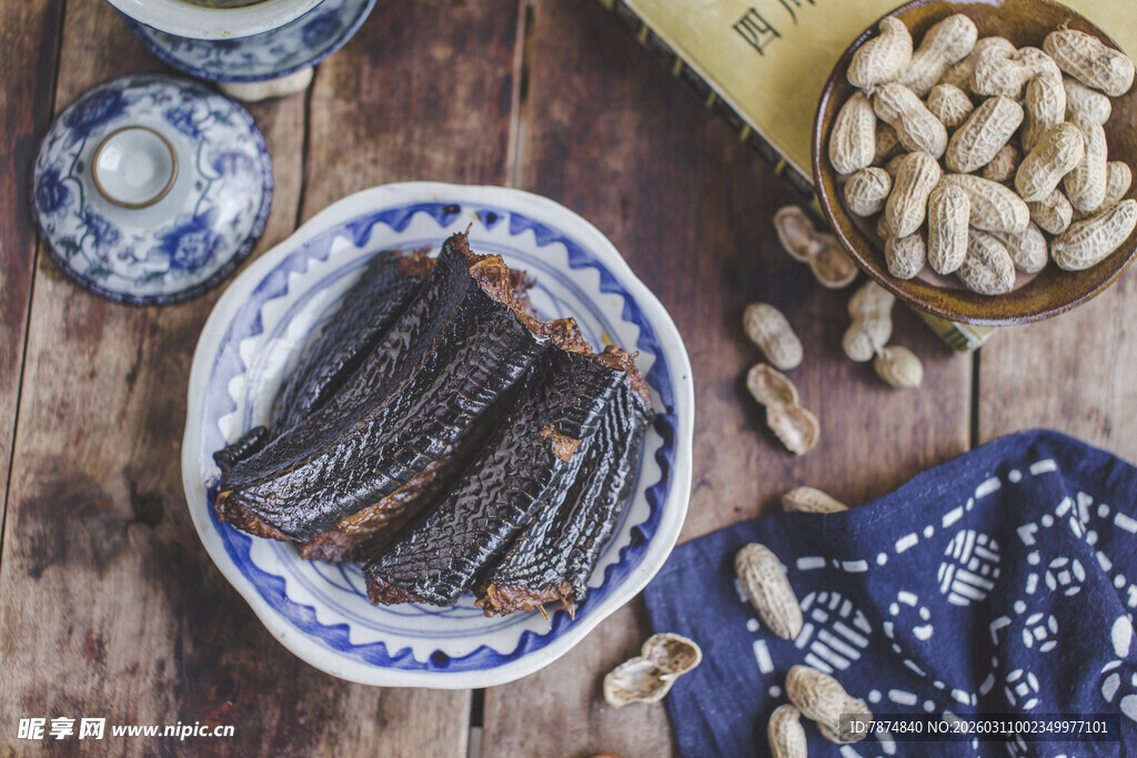 传统青花瓷盘装的美味海参