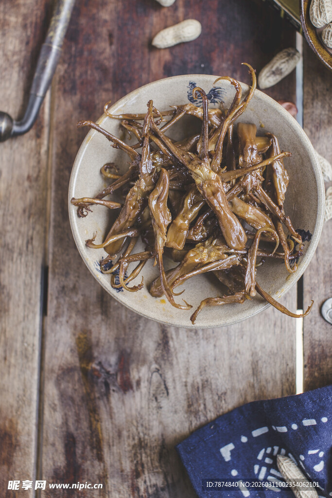 干制小鱼干 质朴木桌摆放