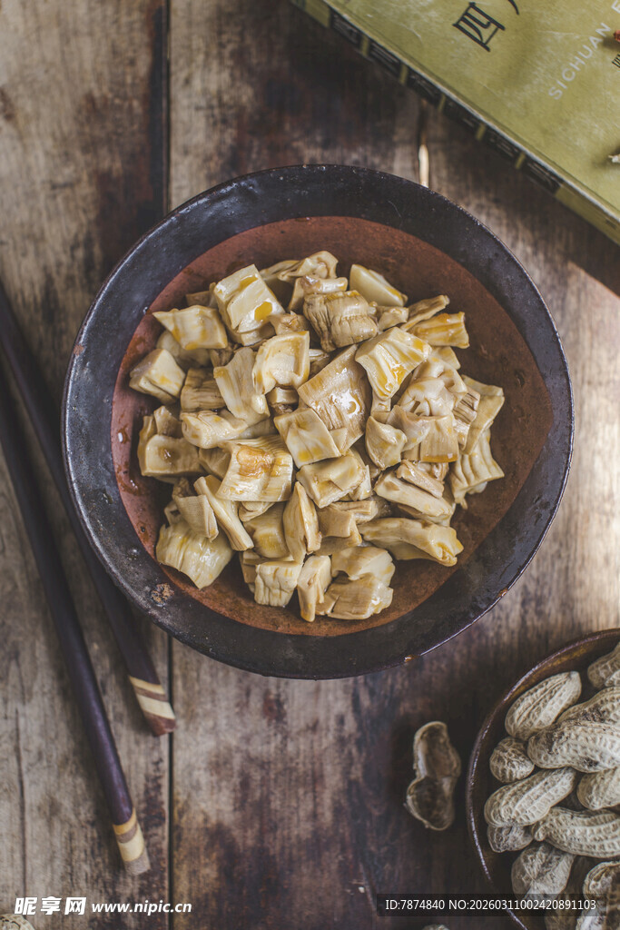 传统美味豆干摆于木桌