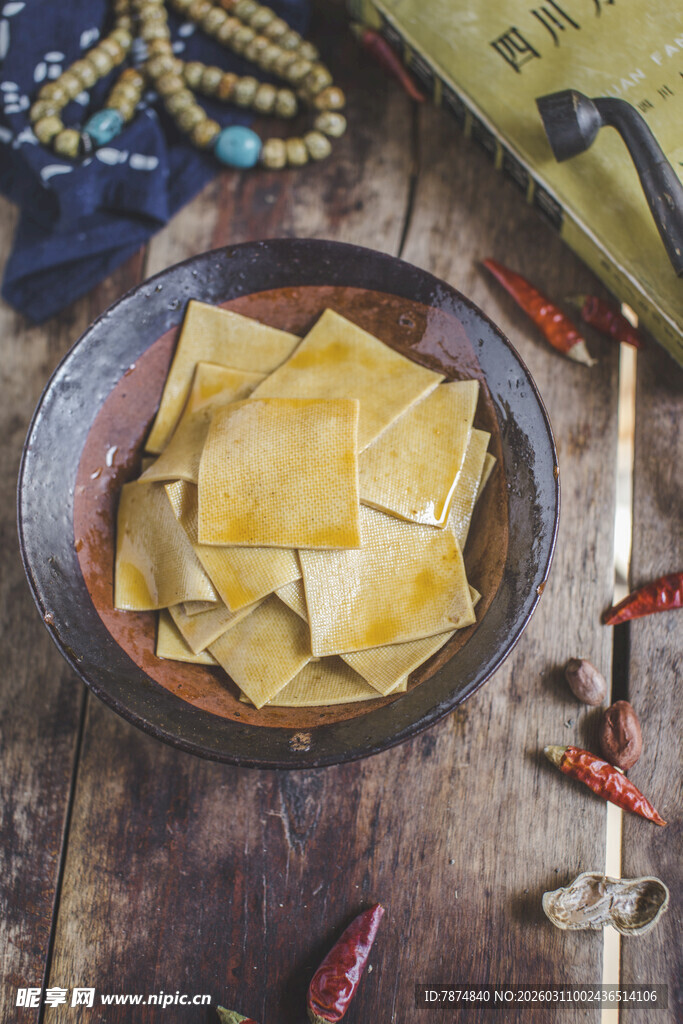 木碗中的美味干豆腐