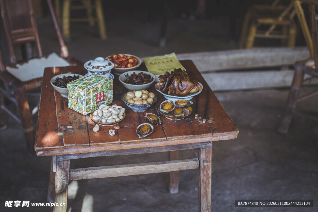 中式古雅茶具摆设于木桌