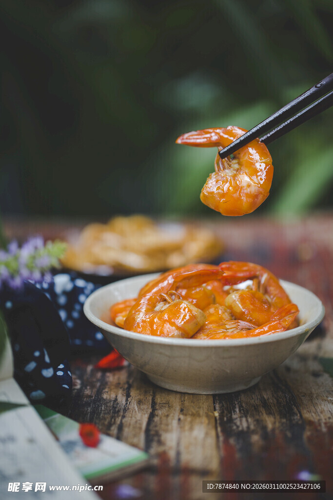 美味鲜虾被筷子夹起