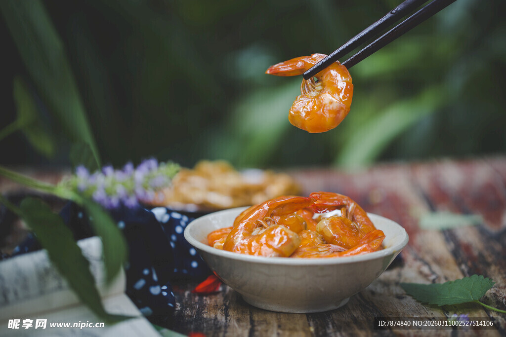 美味虾料理 筷子夹起瞬间