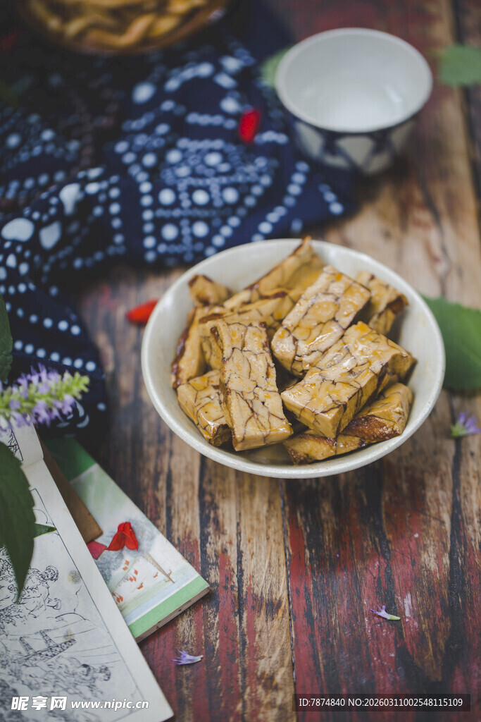 木桌上的美味卤味小吃