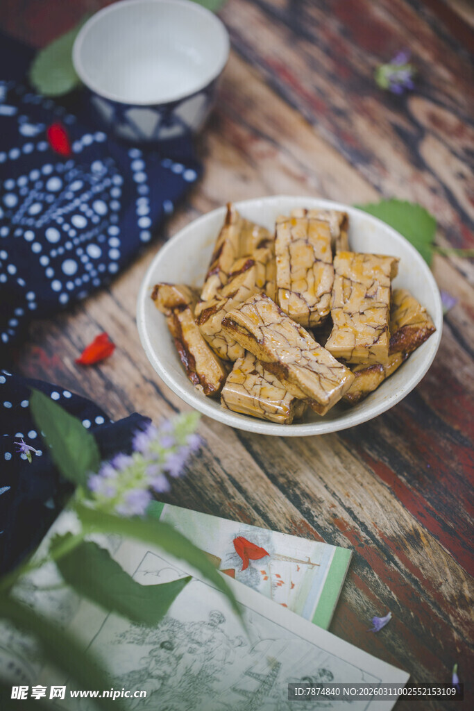 木桌上的美味炸物小吃