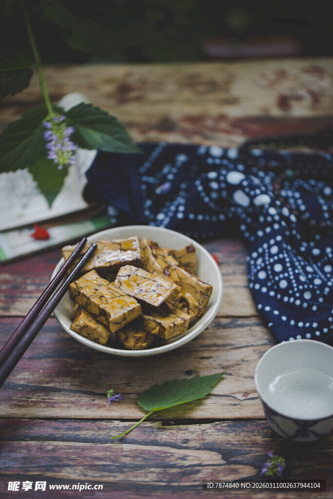 木桌上的美味家常豆腐