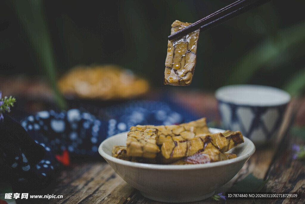 筷子夹起美味豆腐