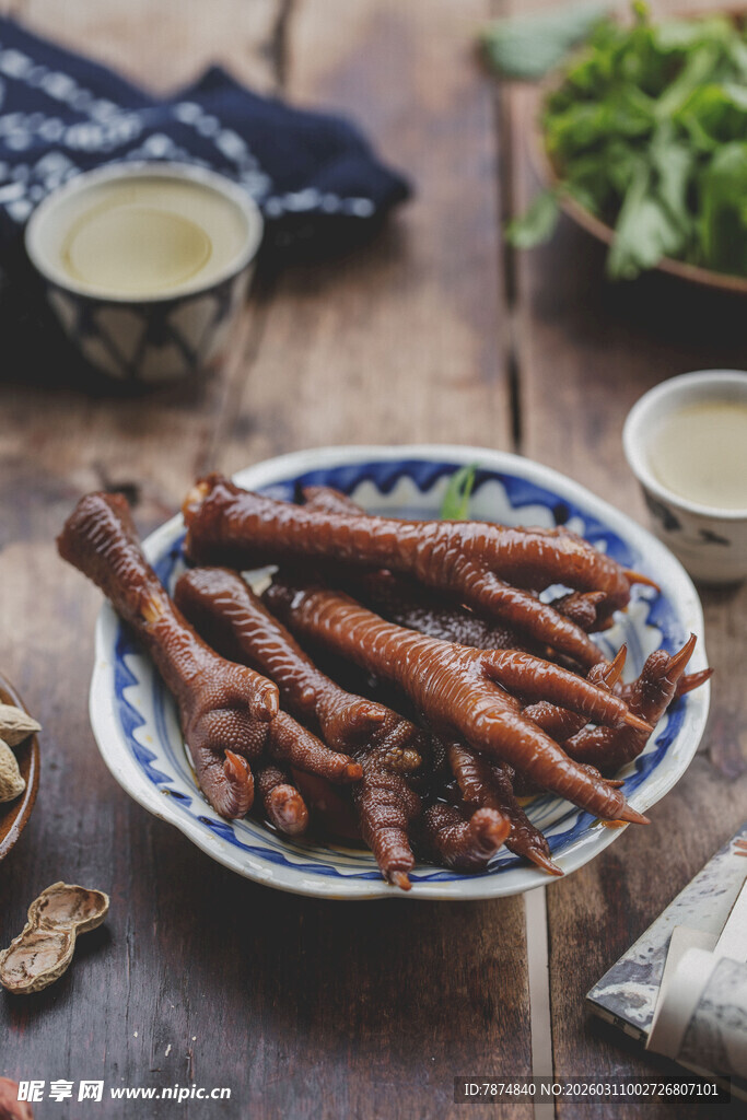 美味卤鸡爪摆于古朴木桌