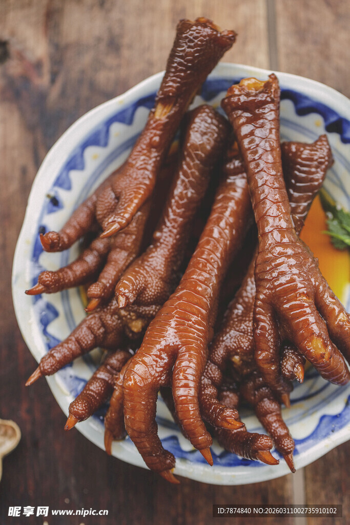 美味卤鸡爪摆于精致盘中