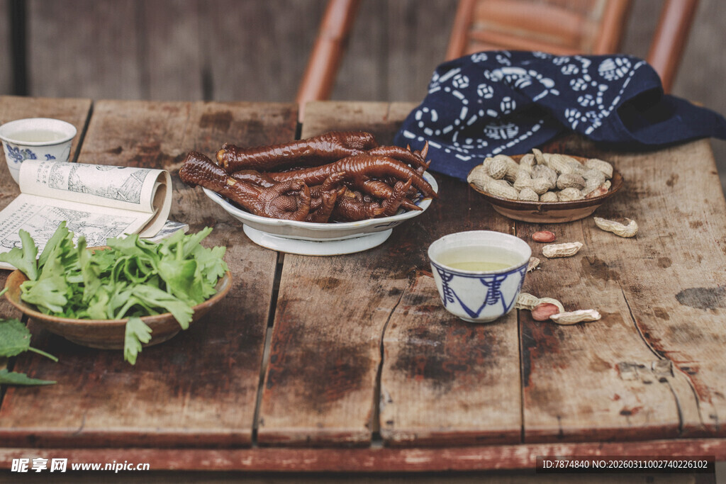 乡村木桌的丰盛家常菜肴