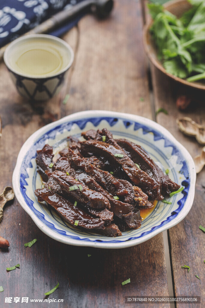 美味卤鸭翅摆于古朴木桌