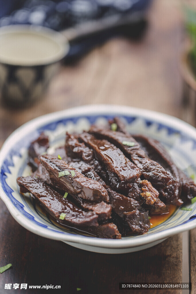 美味卤牛肉盛于蓝白瓷碗