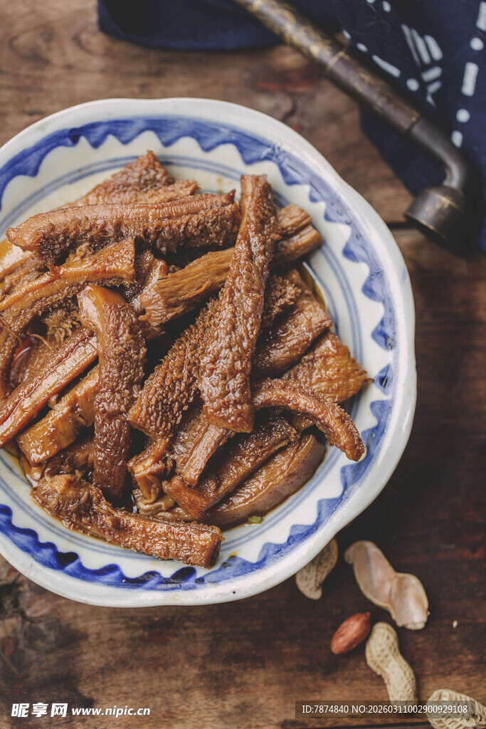 美味卤鸭掌摆于蓝白瓷盘