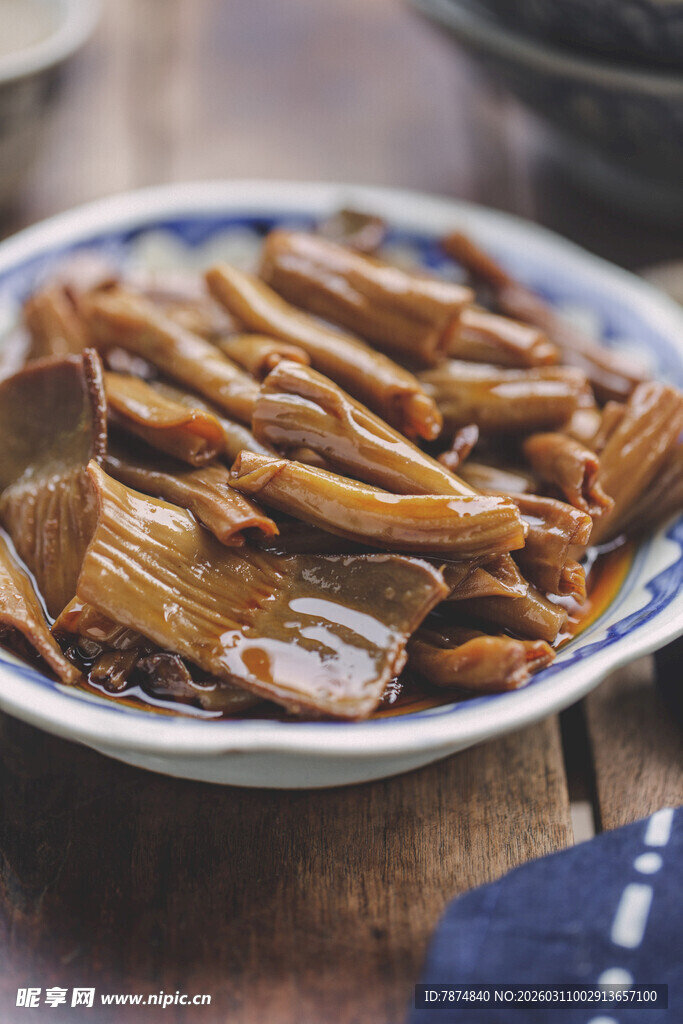 美味卤制鸭舌摆于盘中