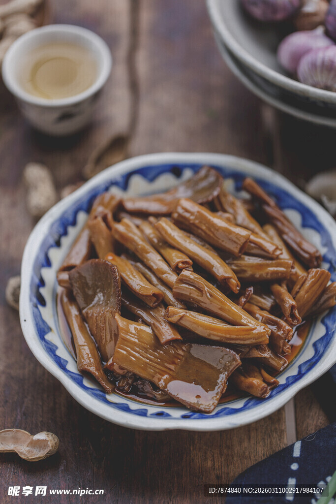 美味卤鸭舌摆于蓝白瓷盘