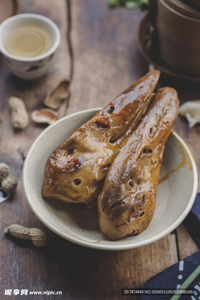 香烤羊排摆于木桌之上