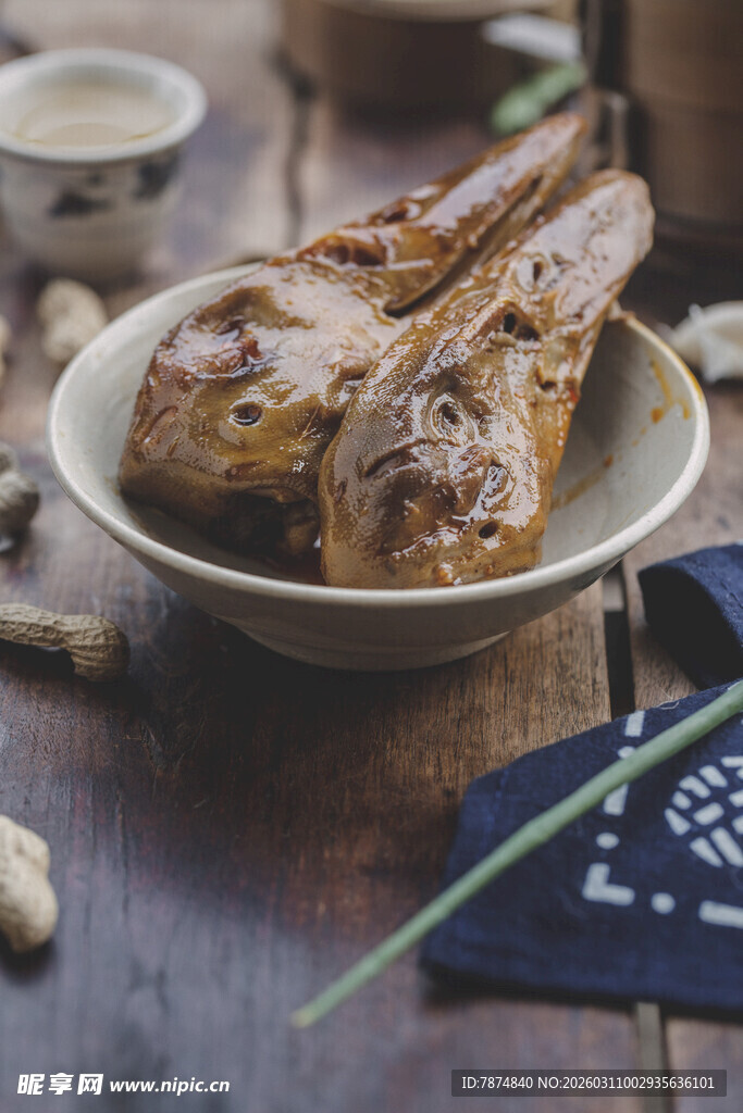 卤制兔头摆于古朴碗中