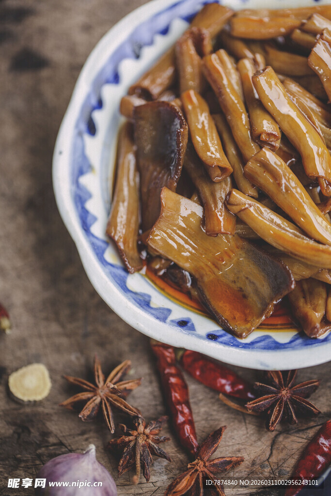 美味卤猪耳摆于中式瓷盘