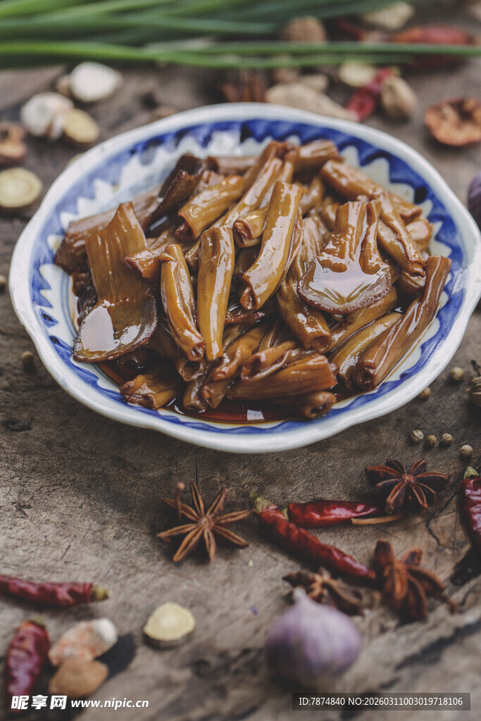 美味卤味小吃摆于木桌