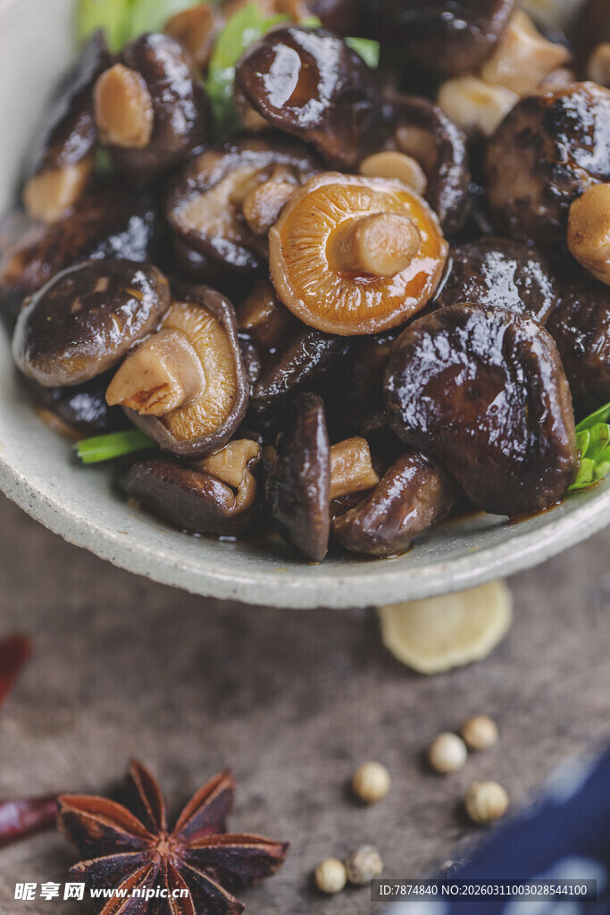 美味香菇菜肴 香气四溢