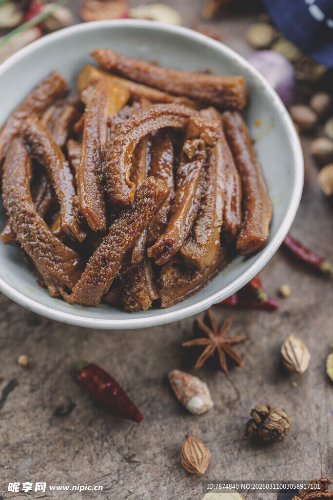 香辣酥条摆于碗 香料环绕